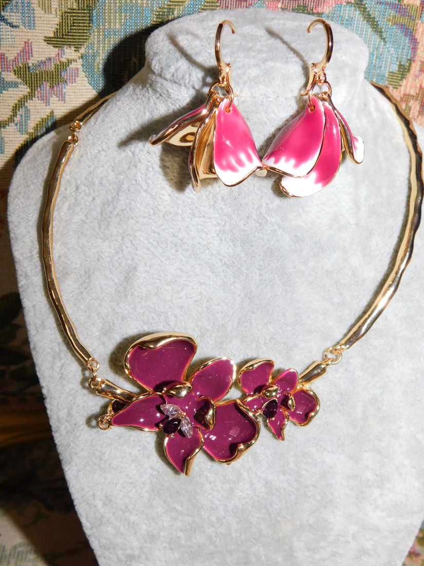 Set nou, colier ,  cercei ,  email ,  metal auriu  masiv ,