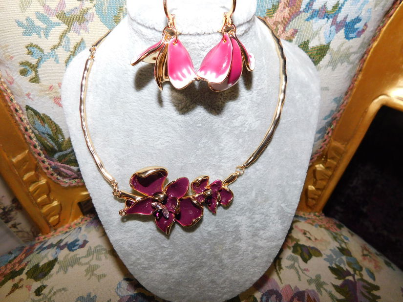 Set nou, colier ,  cercei ,  email ,  metal auriu  masiv ,