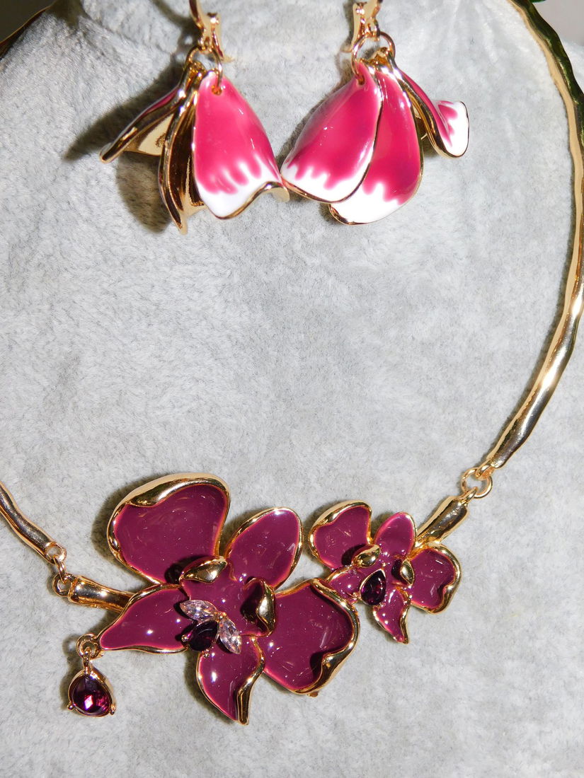 Set nou, colier ,  cercei ,  email ,  metal auriu  masiv ,