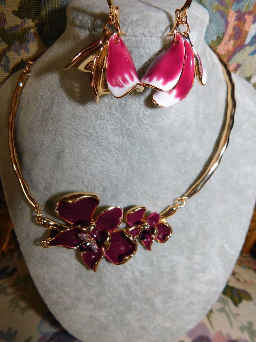 Set nou, colier ,  cercei ,  email ,  metal auriu  masiv ,