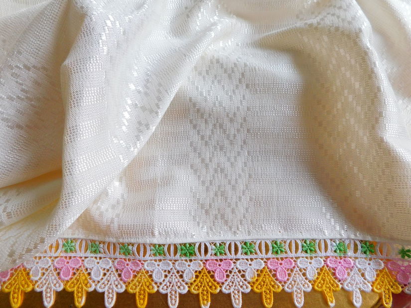 Centru de masa,interbelic ,  tesut cu fir de matase la razboi , deosebit