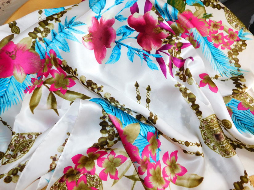 Esarfa noua Daniela Cicarelli,  combinatie  cu matase naturala , 90 x 90 cm , superba