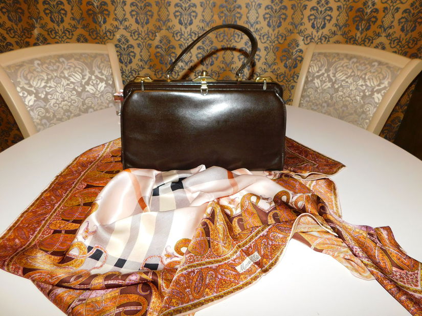 Poseta vintage Italia anii 70 , deosebita, autentica , esarfa designer cadou