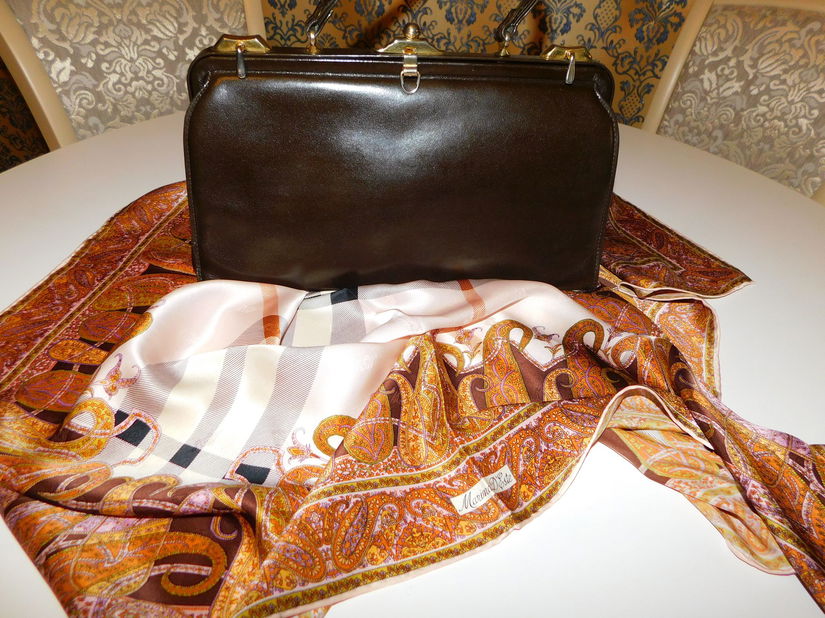 Poseta vintage Italia anii 70 , deosebita, autentica , esarfa designer cadou