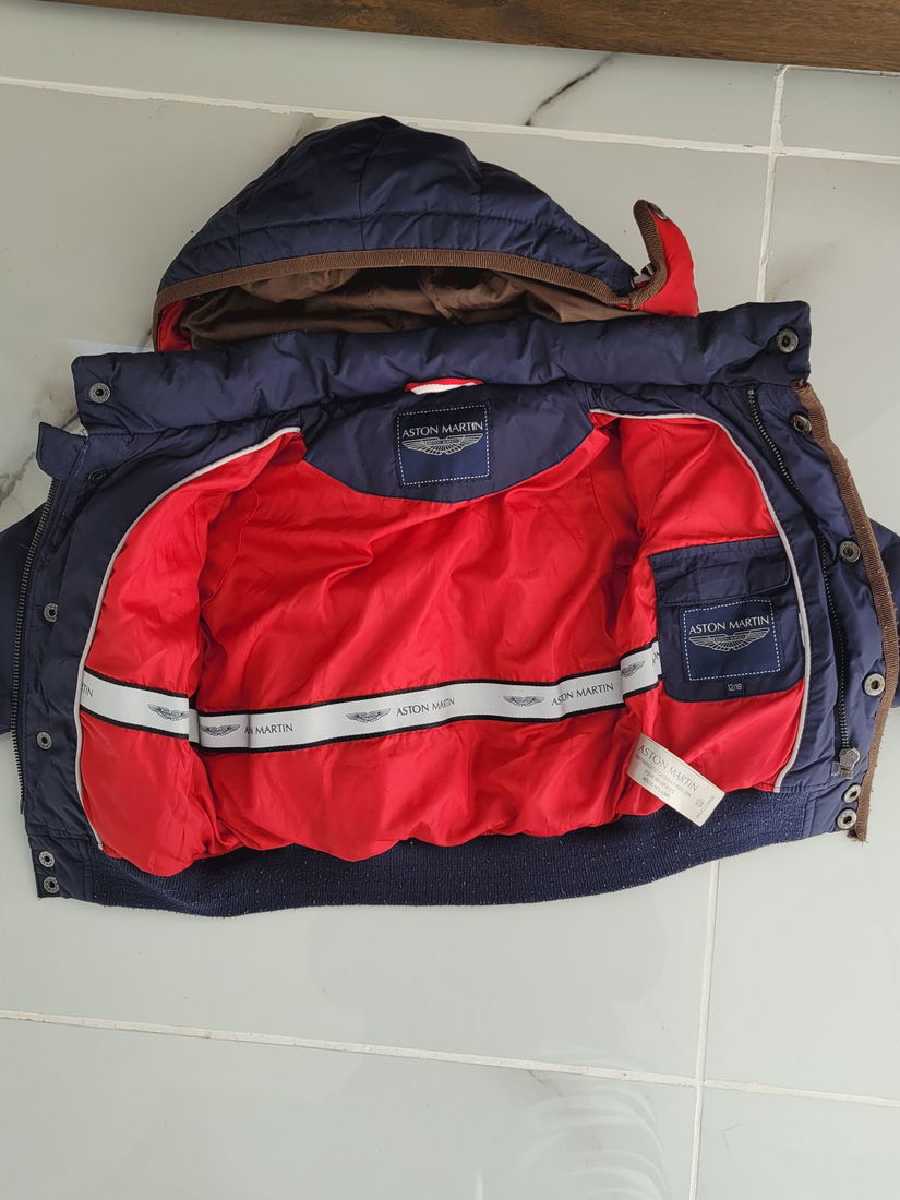 Gecuta băiat Aston Martin albastra 12/18 luni