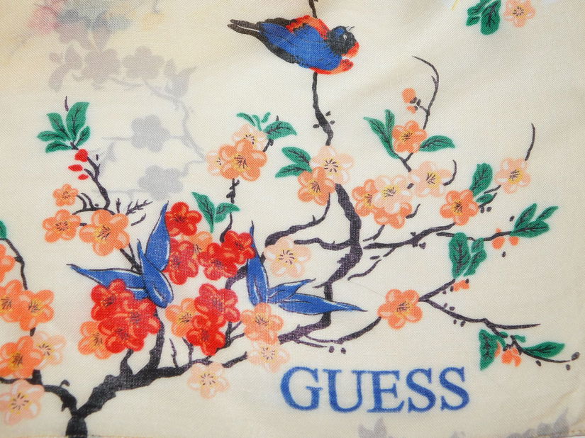 GUESS, esarfa noua  120 x 120 cm ,  originala,
