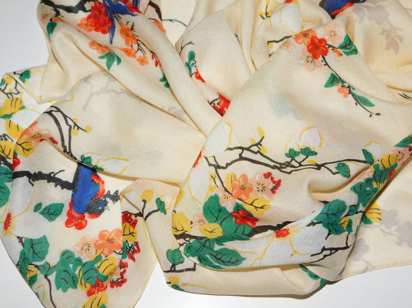 GUESS, esarfa noua  120 x 120 cm ,  originala,