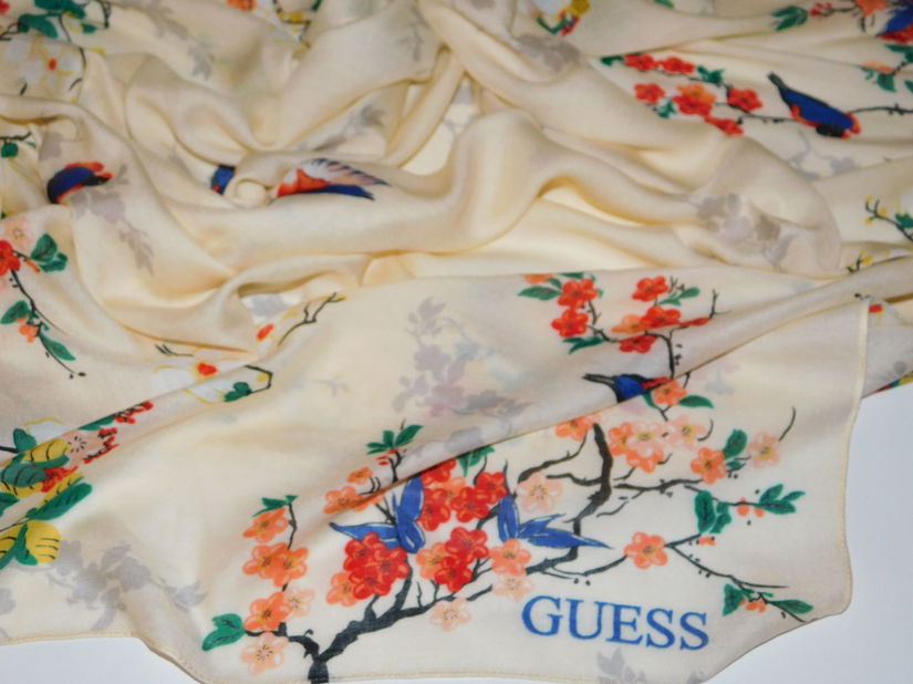 GUESS, esarfa noua  120 x 120 cm ,  originala,