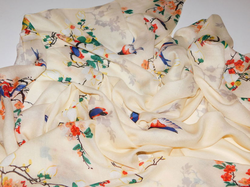 GUESS, esarfa noua  120 x 120 cm ,  originala,