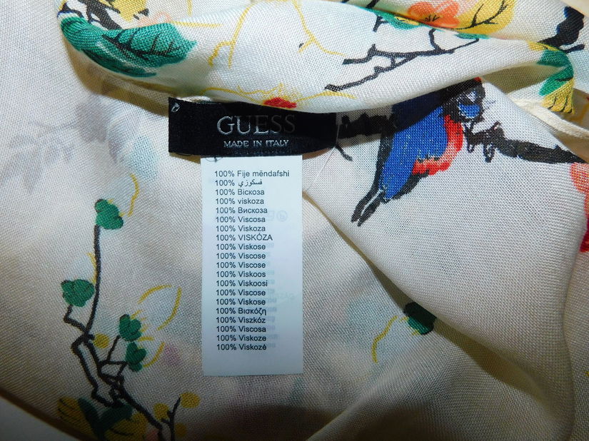 GUESS, esarfa noua  120 x 120 cm ,  originala,