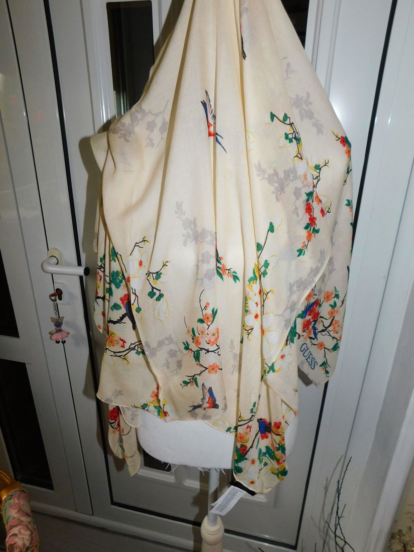 GUESS, esarfa noua  120 x 120 cm ,  originala,