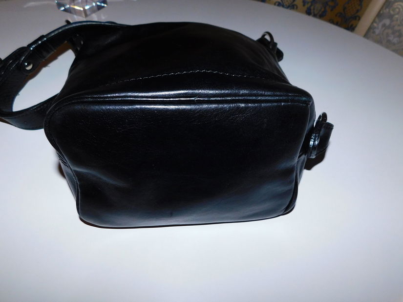 Geanta noua Italia, piele naturala neagra   foarte  groasa,  deosebita,    cercei noi  lucrati cu email , cadou