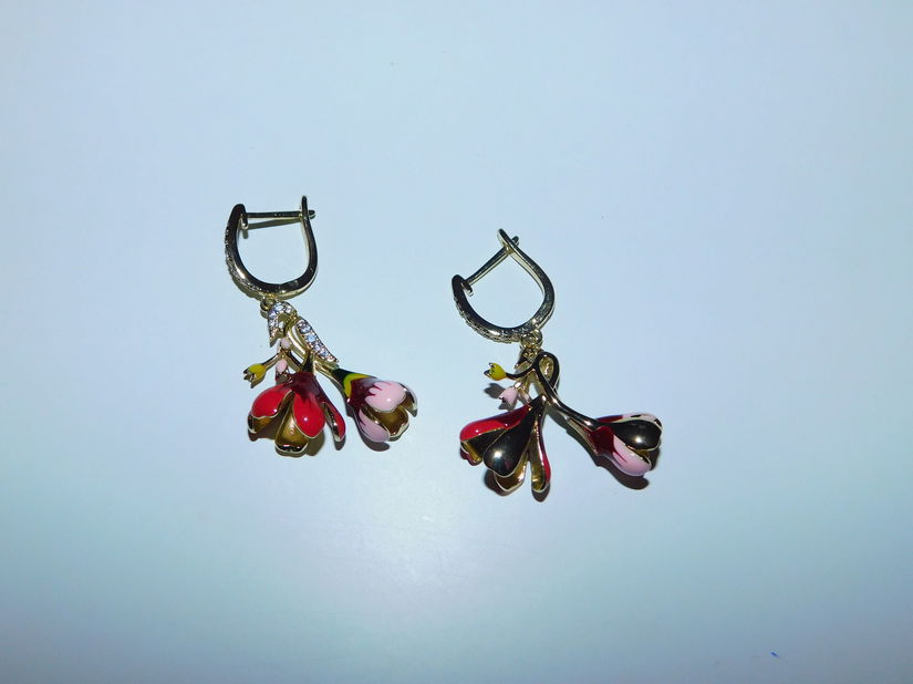 Geanta noua Italia, piele naturala neagra   foarte  groasa,  deosebita,    cercei noi  lucrati cu email , cadou