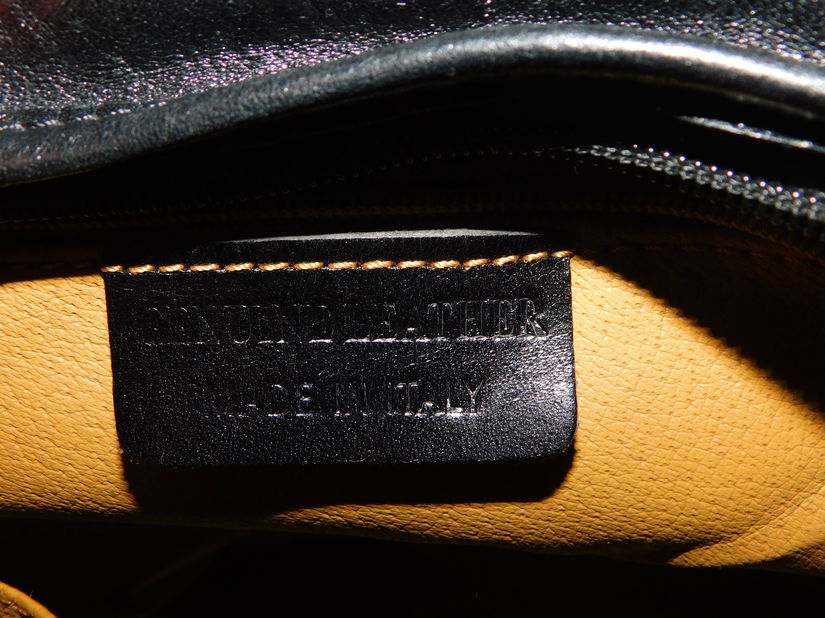 Geanta noua Italia, piele naturala neagra   foarte  groasa,  deosebita,    cercei noi  lucrati cu email , cadou