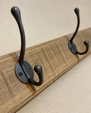Cuier din lemn masiv cu agățători din fier brut  design rustic-industrial, lucrat manual în România