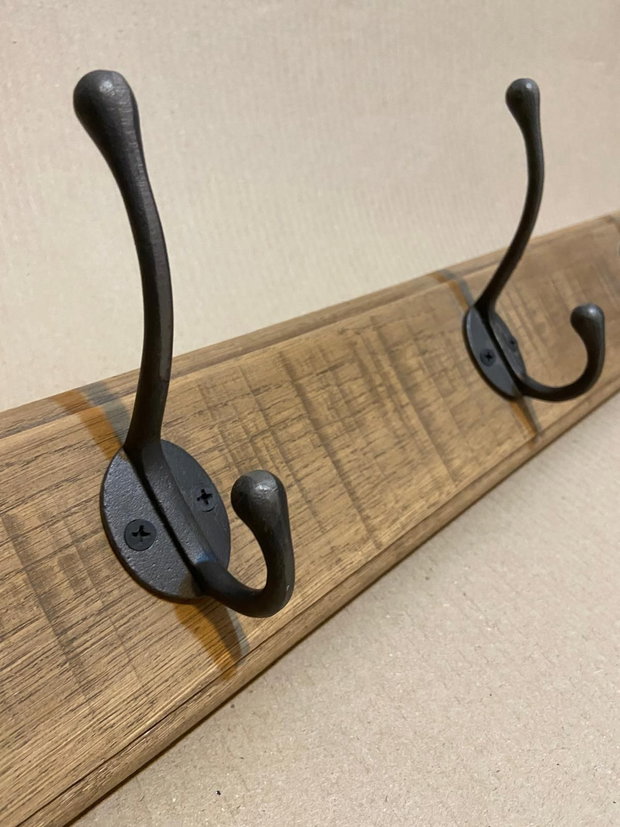 Cuier din lemn masiv cu agățători din fier brut design rustic-industrial, lucrat manual în România