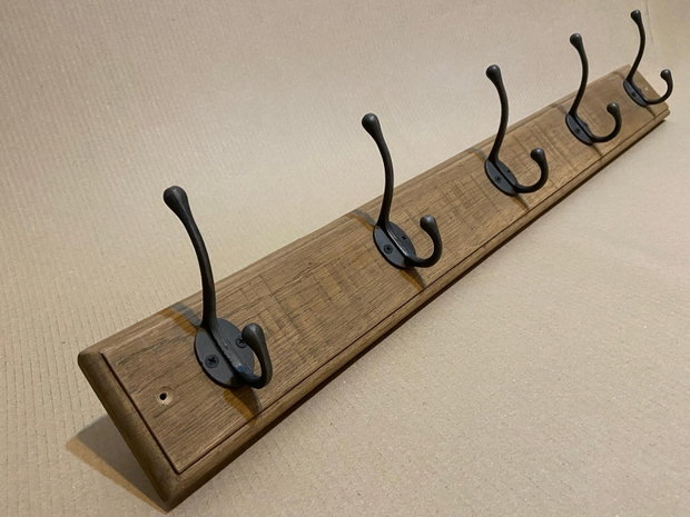 Cuier din lemn masiv cu agățători din fier brut design rustic-industrial, lucrat manual în România