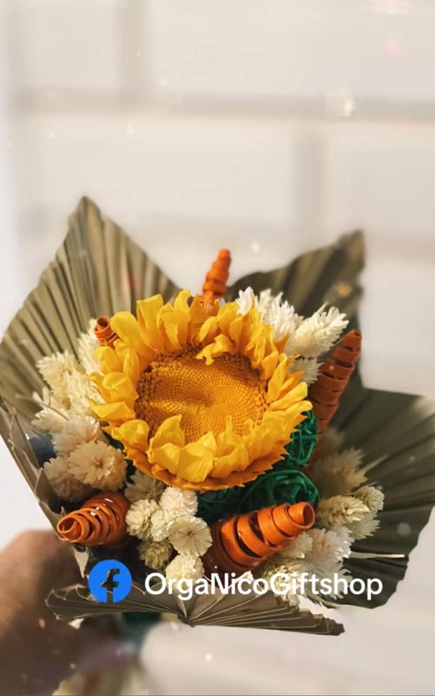 Buchet cu floarea soarelui criogenata si flori uscate
