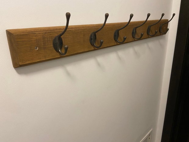 Cuier de perete din lemn masiv cu 6 agățători metalice vintage