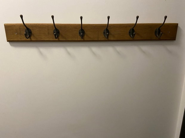 Cuier de perete din lemn masiv cu 6 agățători metalice vintage