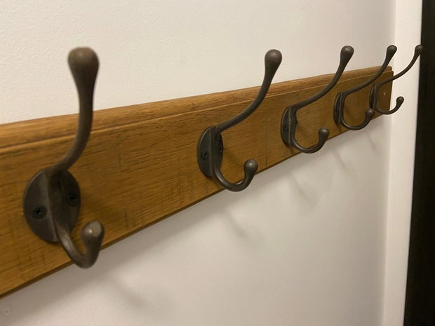 Cuier de perete din lemn masiv cu 6 agățători metalice vintage
