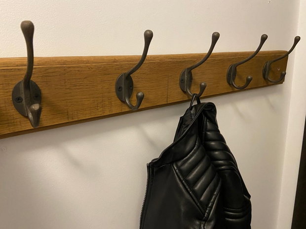Cuier de perete din lemn masiv cu 6 agățători metalice vintage