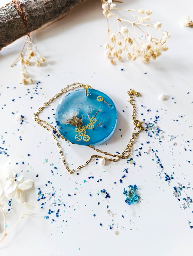 The Butterfly Effect -Pandantiv handmade unicat din rasina cu flori naturale si insetii de vopsea