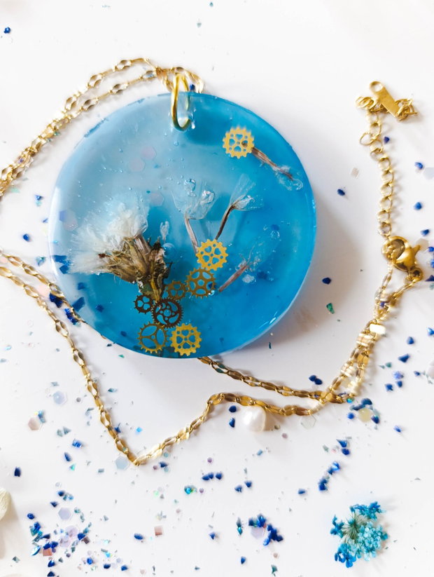 The Butterfly Effect -Pandantiv handmade unicat din rasina cu flori naturale si insetii de vopsea