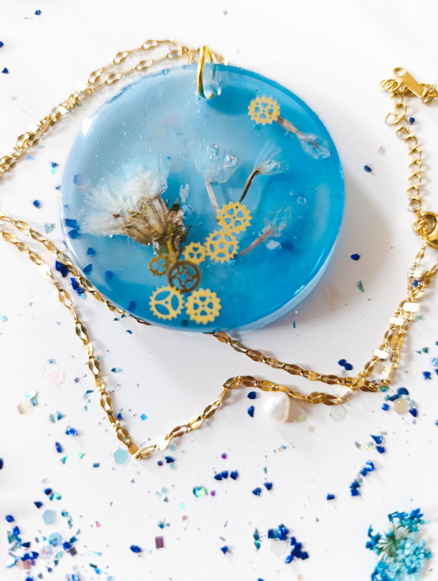 The Butterfly Effect -Pandantiv handmade unicat din rasina cu flori naturale si insetii de vopsea