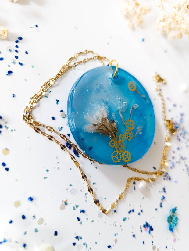 The Butterfly Effect -Pandantiv handmade unicat din rasina cu flori naturale si insetii de vopsea