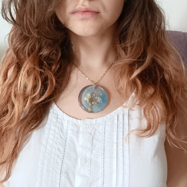 The Butterfly Effect -Pandantiv handmade unicat din rasina cu flori naturale si insetii de vopsea