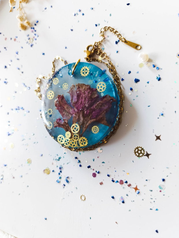 Yggdrasil - Pandantiv handmade unicat din rasina cu flori naturale si insetii de vopsea