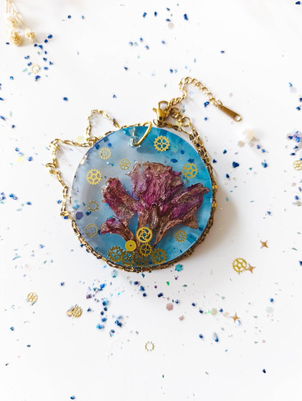 Yggdrasil - Pandantiv handmade unicat din rasina cu flori naturale si insetii de vopsea