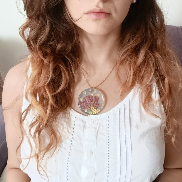 Yggdrasil - Pandantiv handmade unicat din rasina cu flori naturale si insetii de vopsea