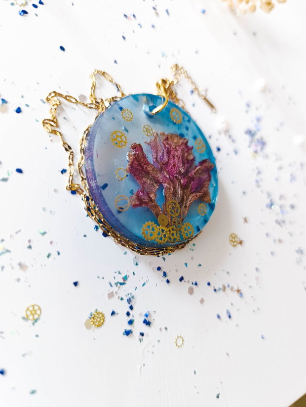 Yggdrasil - Pandantiv handmade unicat din rasina cu flori naturale si insetii de vopsea