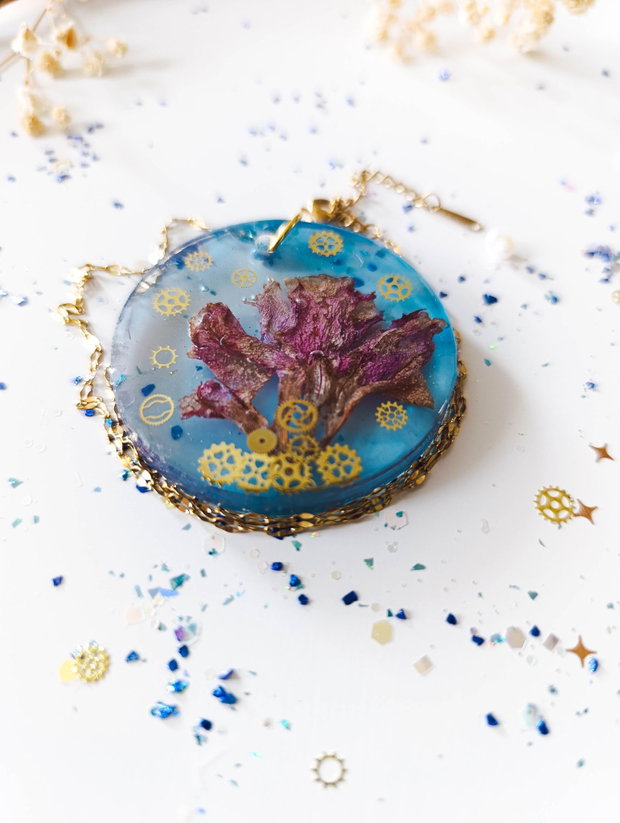 Yggdrasil - Pandantiv handmade unicat din rasina cu flori naturale si insetii de vopsea