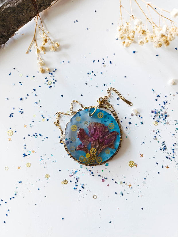 Yggdrasil - Pandantiv handmade unicat din rasina cu flori naturale si insetii de vopsea