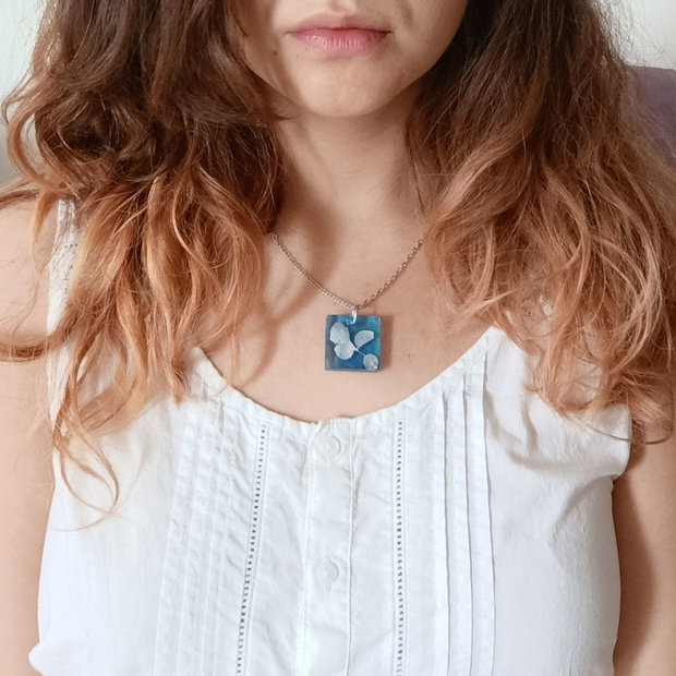 Nostalgia -Pandantiv handmade unicat din rasina cu flori naturale si insetii de vopsea