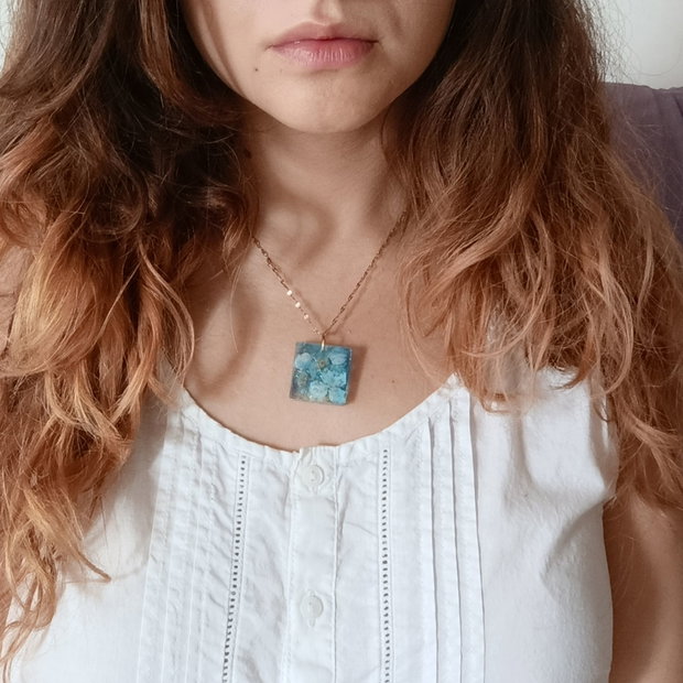 Memories of Last Summer -Pandantiv handmade unicat din rasina cu flori naturale si insetii de vopsea
