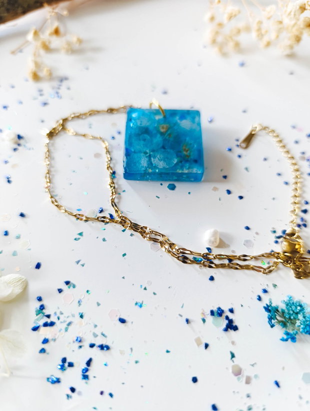 Memories of Last Summer -Pandantiv handmade unicat din rasina cu flori naturale si insetii de vopsea