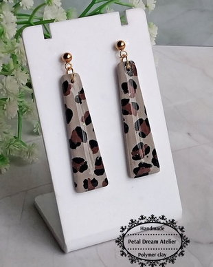 Cercei animal print cu rășină