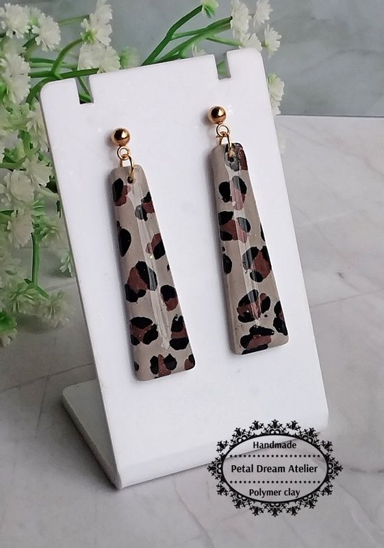 Cercei animal print cu rășină