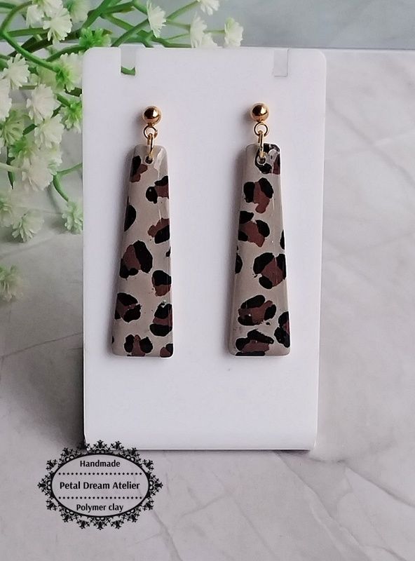 Cercei animal print cu rășină