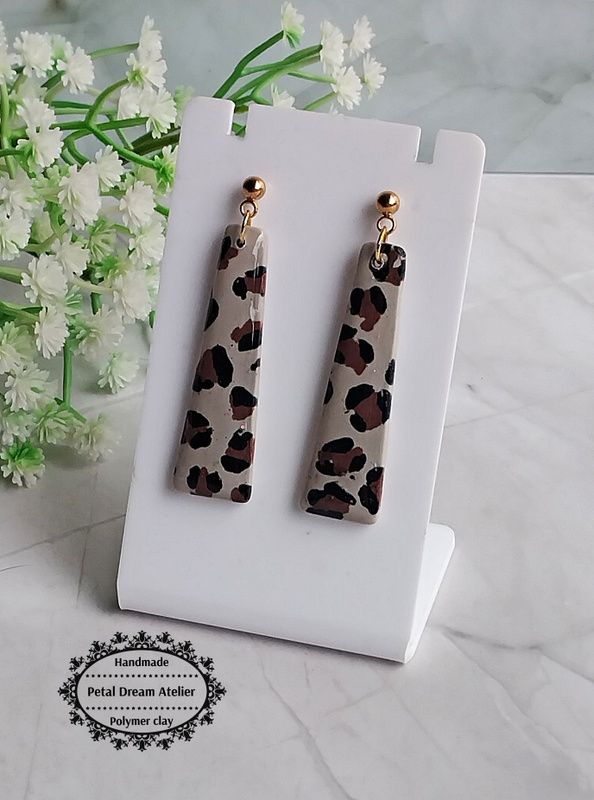 Cercei animal print cu rășină