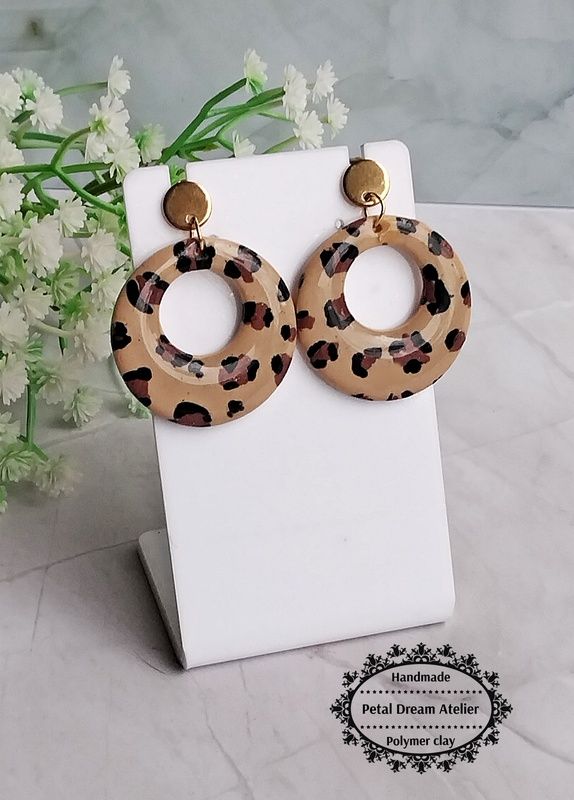 Cercei animal print cu rășină