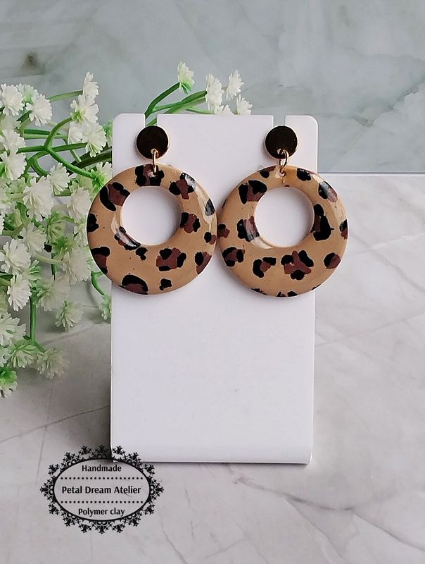 Cercei animal print cu rășină