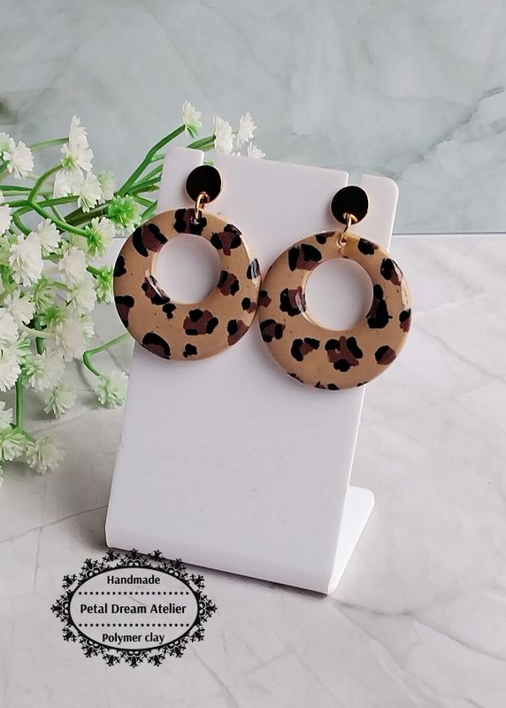 Cercei animal print cu rășină