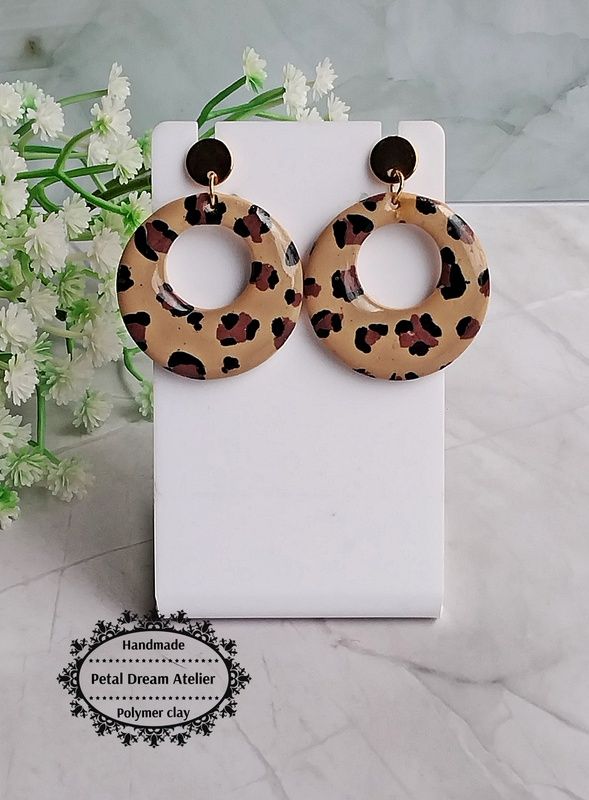 Cercei animal print cu rășină
