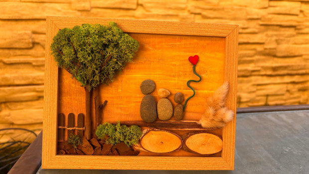 Tablou handmade/ Cadou cuplu/familie din pietre, licheni, lemn