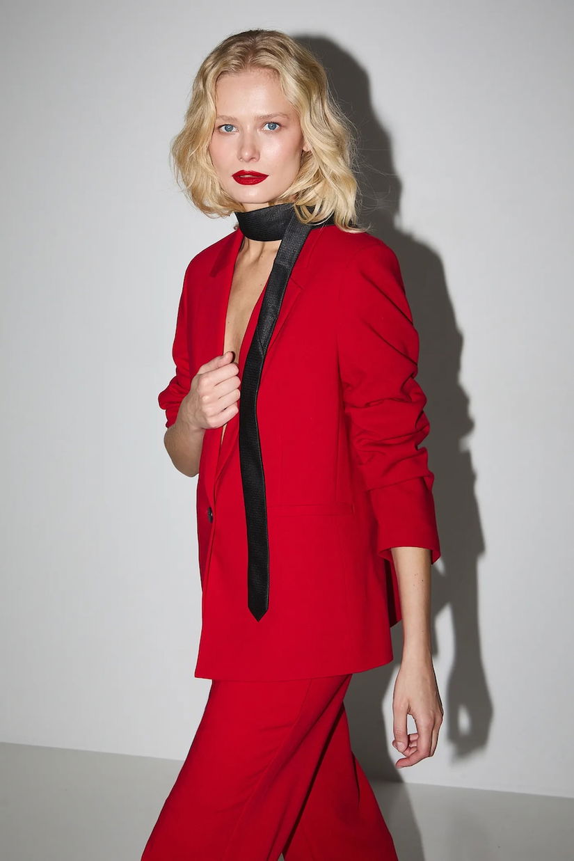 Medicine sacou culoarea rosu, un singur rand de nasturi, neted